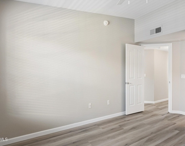 2402 E 5th Street - Photo Thumbnail 24