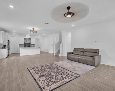 19270 Rolling Acres Road - Photo Thumbnail 12