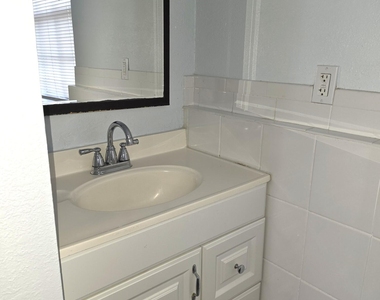 814 Poplar Drive - Photo Thumbnail 4