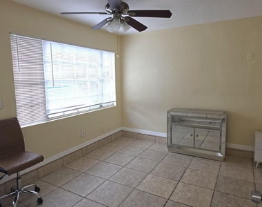814 Poplar Drive - Photo Thumbnail 7