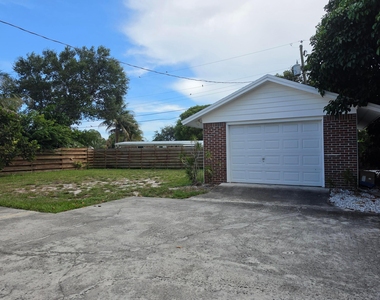 814 Poplar Drive - Photo Thumbnail 13