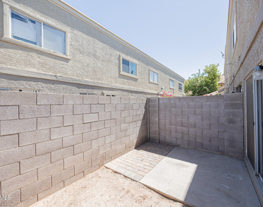 1055 W 5th Street - Photo Thumbnail 22
