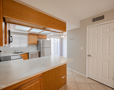 1055 W 5th Street - Photo Thumbnail 7