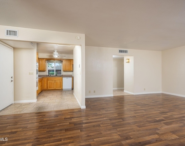 4613 E Escondido Avenue - Photo Thumbnail 9