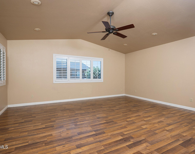 4613 E Escondido Avenue - Photo Thumbnail 4