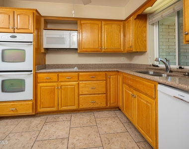 4613 E Escondido Avenue - Photo Thumbnail 7