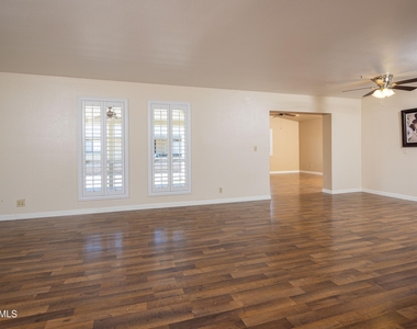 4613 E Escondido Avenue - Photo Thumbnail 5