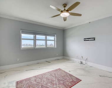 2650 Lake Shore Drive - Photo Thumbnail 17