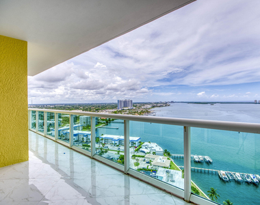 2650 Lake Shore Drive - Photo Thumbnail 10
