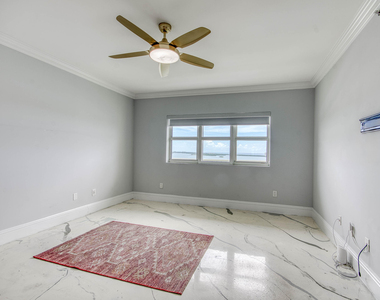 2650 Lake Shore Drive - Photo Thumbnail 18