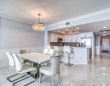 2650 Lake Shore Drive - Photo Thumbnail 16