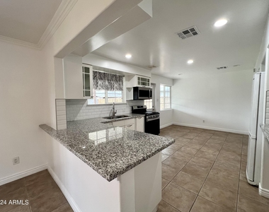 2914 N 49th Avenue - Photo Thumbnail 8