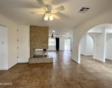 2914 N 49th Avenue - Photo Thumbnail 6