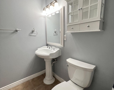 2914 N 49th Avenue - Photo Thumbnail 11