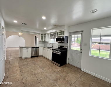 2914 N 49th Avenue - Photo Thumbnail 9