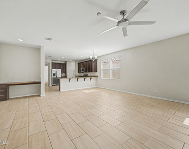 8530 W Flynn Lane - Photo Thumbnail 7