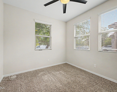 8530 W Flynn Lane - Photo Thumbnail 3