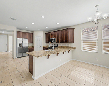 8530 W Flynn Lane - Photo Thumbnail 8
