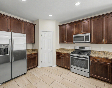8530 W Flynn Lane - Photo Thumbnail 9