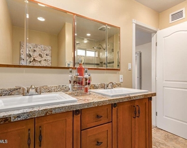 2705 W Summit Place - Photo Thumbnail 4