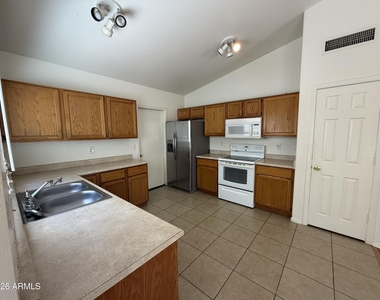 505 W Sereno Drive - Photo Thumbnail 9