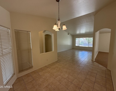 505 W Sereno Drive - Photo Thumbnail 4