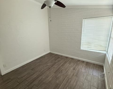 2308 N 28th Place - Photo Thumbnail 3