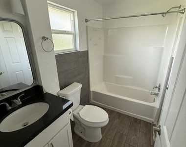 2308 N 28th Place - Photo Thumbnail 5