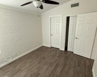 2308 N 28th Place - Photo Thumbnail 4