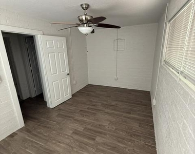 2308 N 28th Place - Photo Thumbnail 7