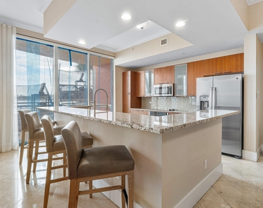 2640 Lake Shore Drive - Photo Thumbnail 3