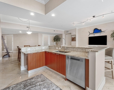 2640 Lake Shore Drive - Photo Thumbnail 8