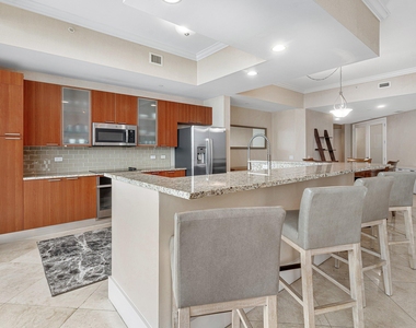2640 Lake Shore Drive - Photo Thumbnail 7
