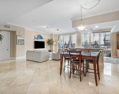 2640 Lake Shore Drive - Photo Thumbnail 4