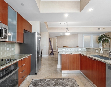 2640 Lake Shore Drive - Photo Thumbnail 9