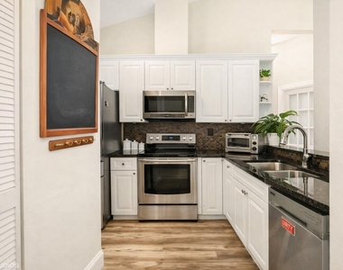 805 Harbour Pointe Way - Photo Thumbnail 3
