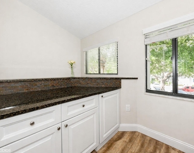 805 Harbour Pointe Way - Photo Thumbnail 6