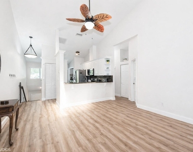 805 Harbour Pointe Way - Photo Thumbnail 7