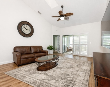 805 Harbour Pointe Way - Photo Thumbnail 8
