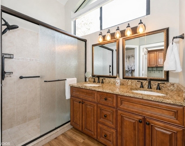 805 Harbour Pointe Way - Photo Thumbnail 10