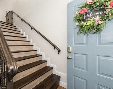 805 Harbour Pointe Way - Photo Thumbnail 2
