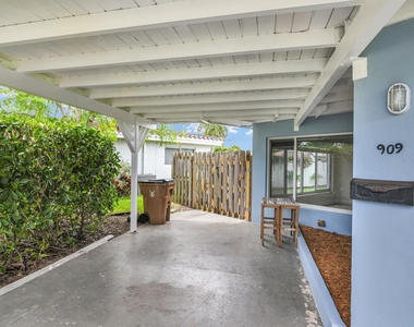 909 Se 16 Place - Photo Thumbnail 1