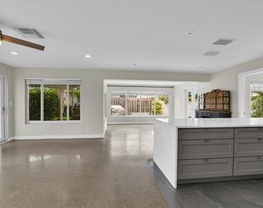 909 Se 16 Place - Photo Thumbnail 9