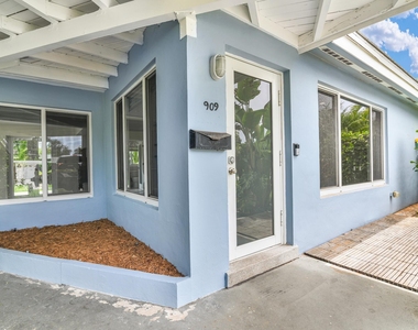 909 Se 16 Place - Photo Thumbnail 2