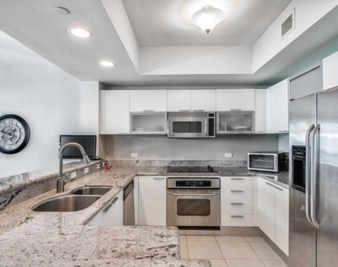 2650 Lake Shore Drive - Photo Thumbnail 7