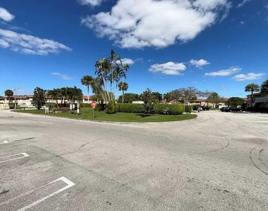 9905 Twin Lakes Drive - Photo Thumbnail 3