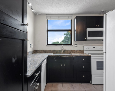 8429 Forest Hills Drive - Photo Thumbnail 3