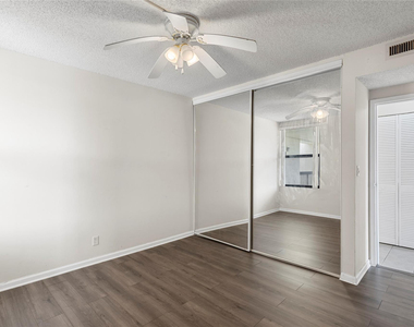 8429 Forest Hills Drive - Photo Thumbnail 6