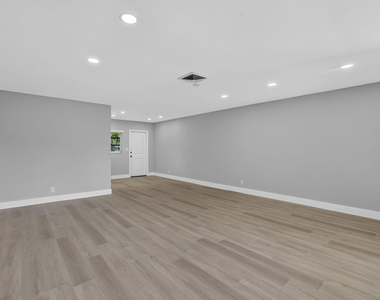 2755 Ne 28th Avenue - Photo Thumbnail 5