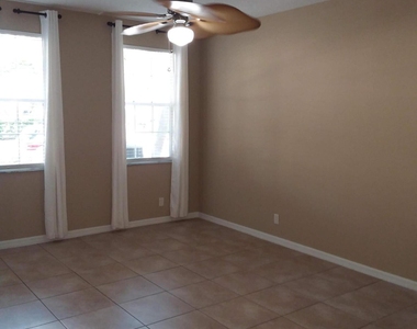2410 Se Union Park Drive - Photo Thumbnail 3
